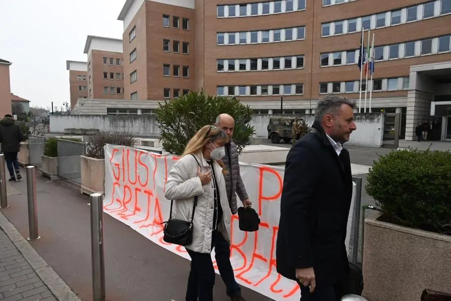 L'ingresso dei familiari delle vittime in tribunale a Brescia