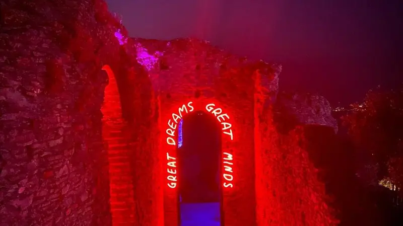 Le Grotte di Catullo illuminate di rosso - © www.giornaledibrescia.it