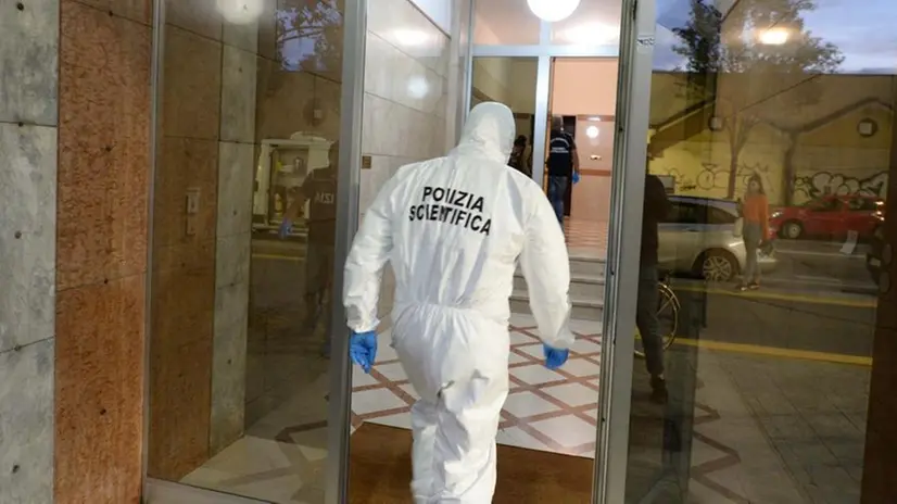 La Scientifica della Polizia nel palazzo dove viveva la coppia - © www.giornaledibrescia.it