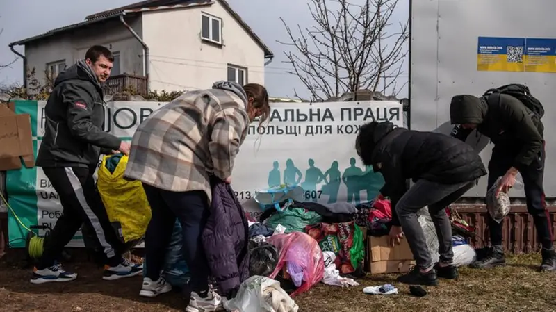 Profughi al confine tra Ucraina e Polonia
