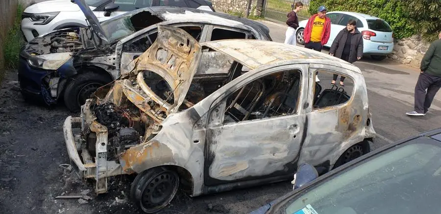 Tre le auto incendiate nella frazione Campoverde di Salò