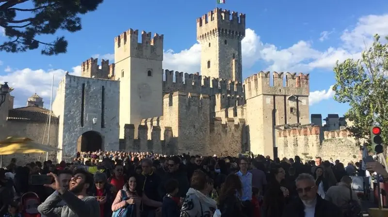 A Sirmione: ricordi di una Pasqua (pre-Covid) da numeri record - Foto © www.giornaledibrescia.it