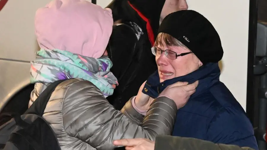In fuga dall'Ucraina a Brescia, l'arrivo di un pullman di profughi