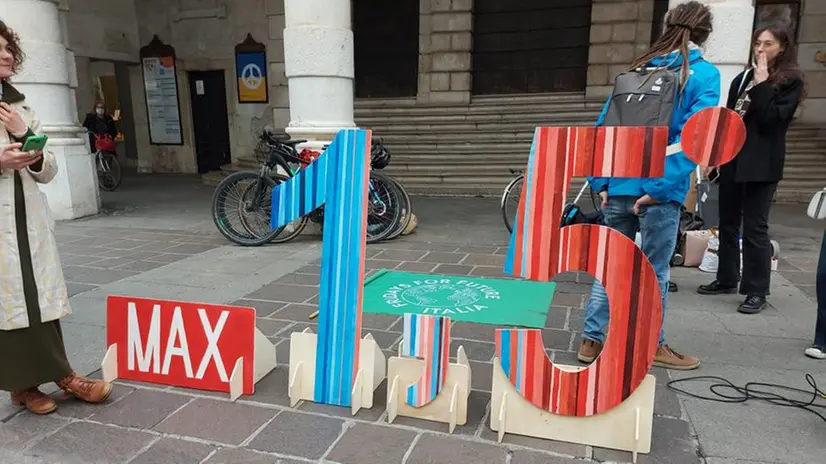 I Fridays for Future di Brescia con l'installazione 1,5°C