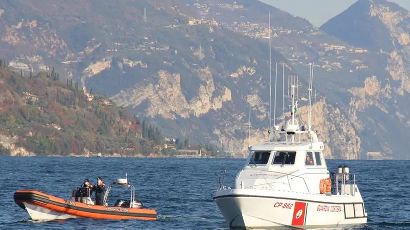 Le squadre di soccorso impegnate ieri nel Garda - © www.giornaledibrescia.it