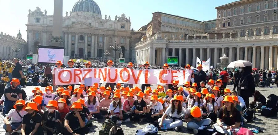 Forte la presenza bresciana all'incontro col Papa: qui i ragazzi di Orzinuovi - © www.giornaledibrescia.it
