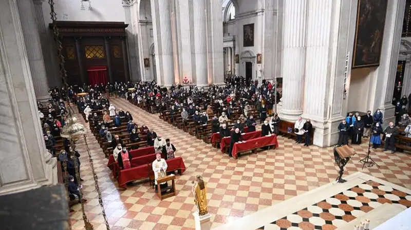 La veglia per la pace con il vescovo Tremolada in Cattedrale