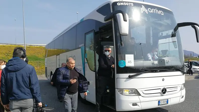 L'arrivo del pullman di Arriva con 32 profughi dall'Ucraina