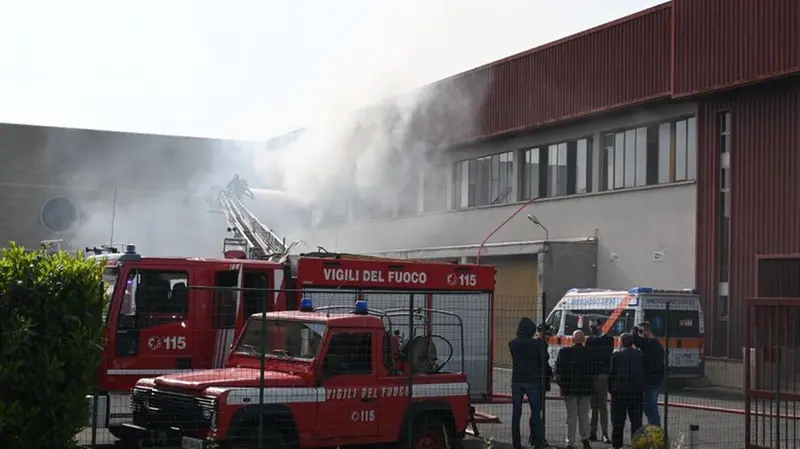 Le operazioni di spegnimento delle fiamme in via Labirinto