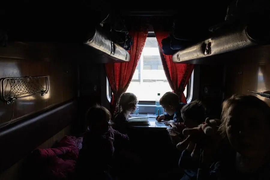 Un gruppo di orfani evacuati con i loro insegnanti si dirigono verso Zaporizhzhia