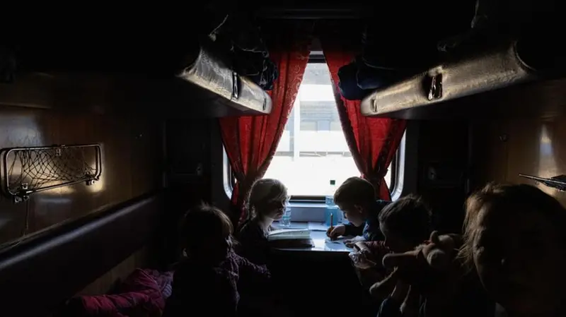 Un gruppo di orfani evacuati con i loro insegnanti si dirigono verso Zaporizhzhia