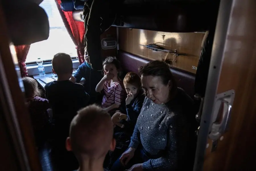 Un gruppo di orfani evacuati con i loro insegnanti si dirigono verso Zaporizhzhia
