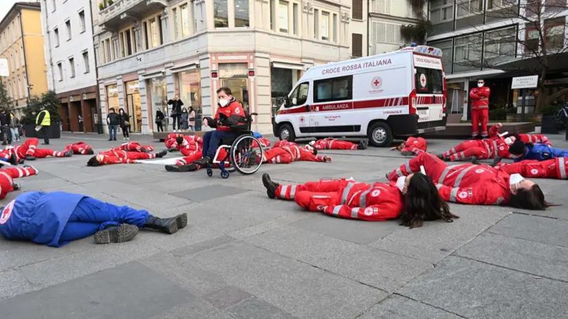 Flash mob della Croce Rossa: «I sanitari non sono un bersaglio»