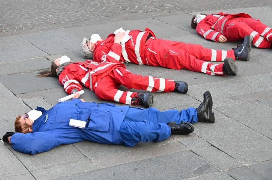 Flash mob della Croce Rossa: «I sanitari non sono un bersaglio»