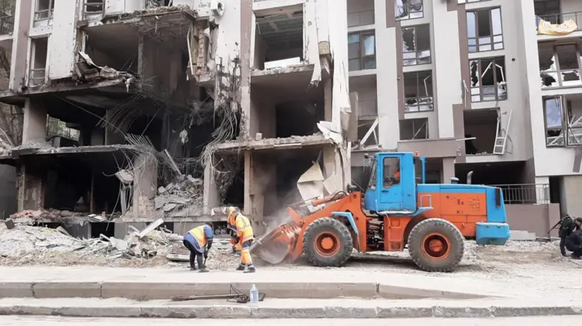 Le macerie del palazzo residenziale colpito da un missile in una zona centrale di  Kiev -  Ansa © www.giornaledibrescia.it