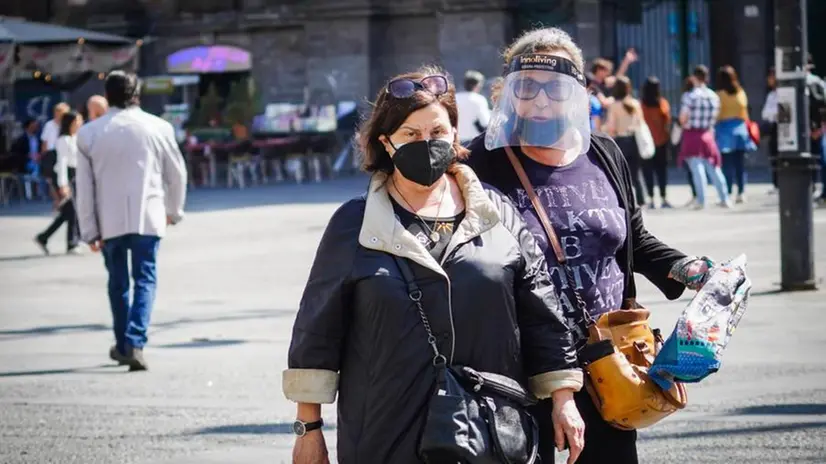 La mascherina e i dispositivi di protezione restano nell'uso di molti anche in strada - Foto Ansa © www.giornaledibrescia.it