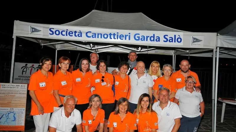 Il gruppo dei volontari della Canottieri Garda di Salò - © www.giornaledibrescia.it