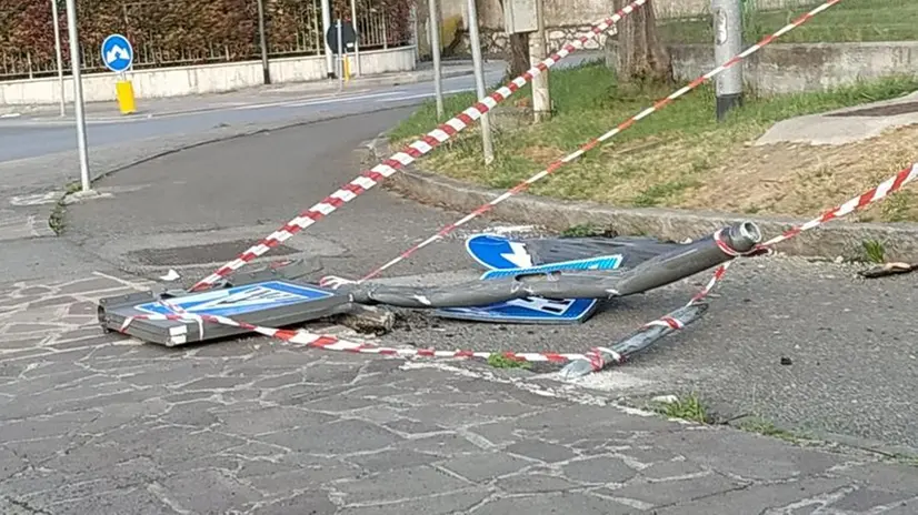 Bagnolo Mella, ubriaco al volante fa strage di cartelli stradali
