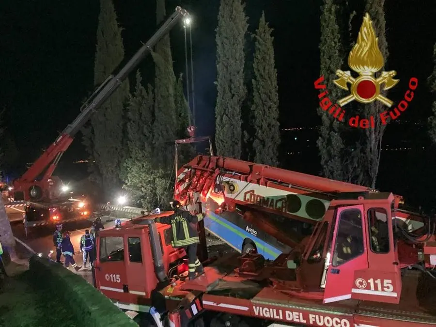 Toscolano: autobus fuori strada sospeso nel vuoto