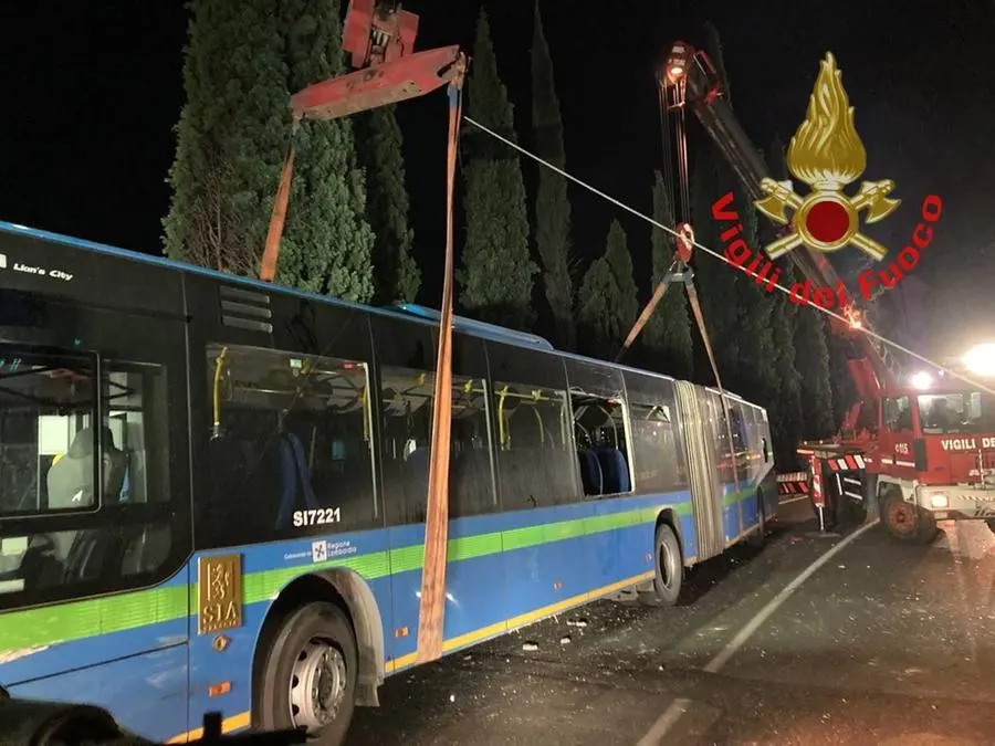 Toscolano: autobus fuori strada sospeso nel vuoto