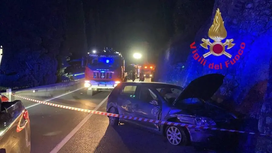 Toscolano: autobus fuori strada sospeso nel vuoto