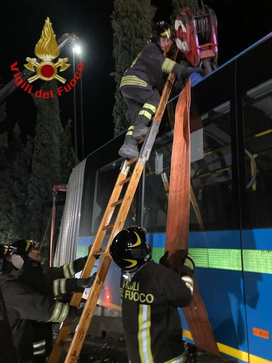 Toscolano: autobus fuori strada sospeso nel vuoto