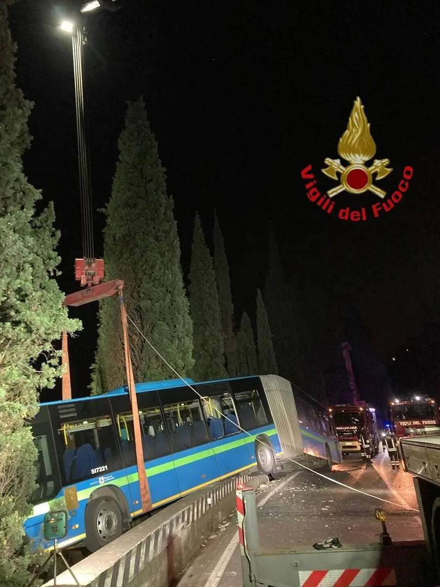 Toscolano: autobus fuori strada sospeso nel vuoto
