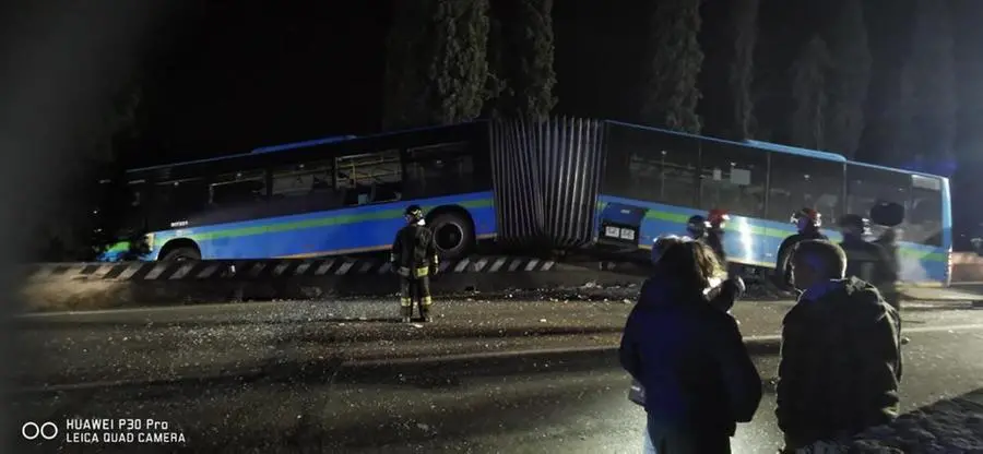 Toscolano: autobus fuori strada sospeso nel vuoto