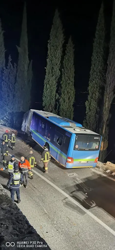 Toscolano: autobus fuori strada sospeso nel vuoto