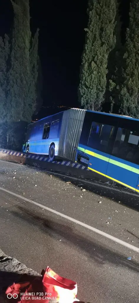Toscolano: autobus fuori strada sospeso nel vuoto