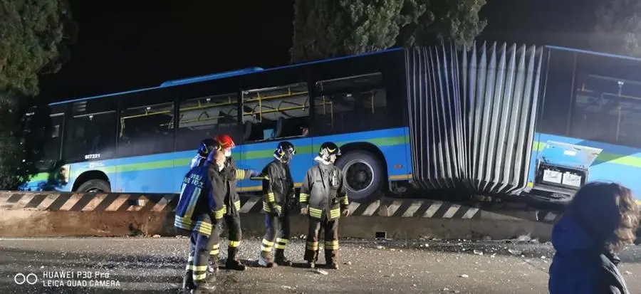 Toscolano: autobus fuori strada sospeso nel vuoto