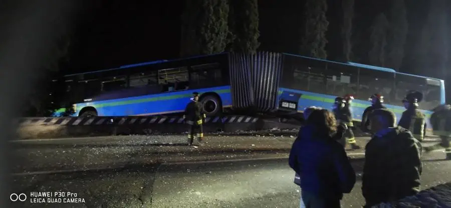 Toscolano: autobus fuori strada sospeso nel vuoto