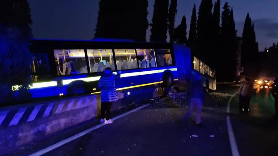 Toscolano: autobus fuori strada sospeso nel vuoto