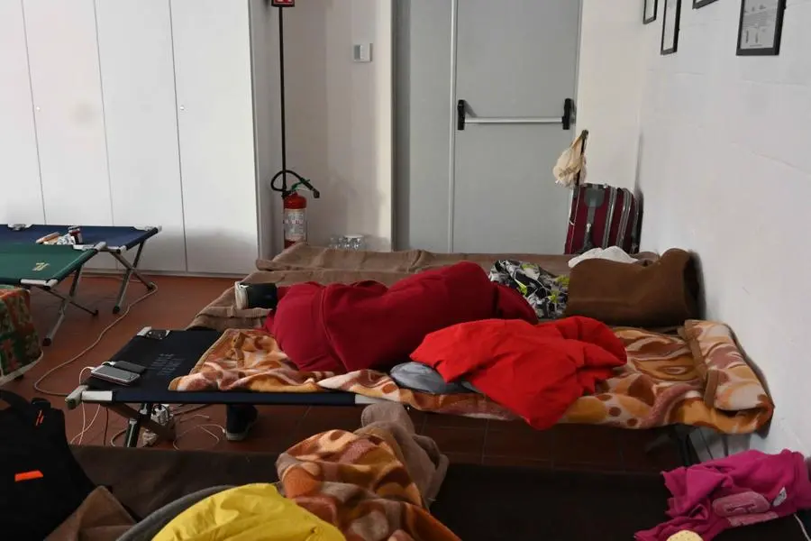 Le mamme e i bimbi accolti nelle scorse ore dalla Croce Rossa di Brescia