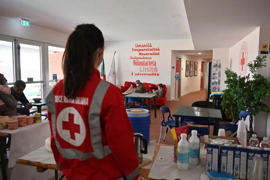 Le mamme e i bimbi accolti nelle scorse ore dalla Croce Rossa di Brescia