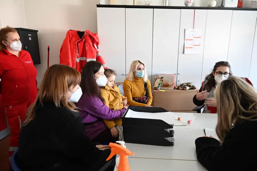 Le mamme e i bimbi accolti nelle scorse ore dalla Croce Rossa di Brescia