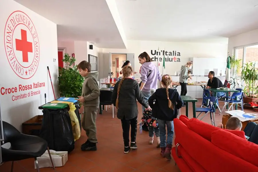 Le mamme e i bimbi accolti nelle scorse ore dalla Croce Rossa di Brescia