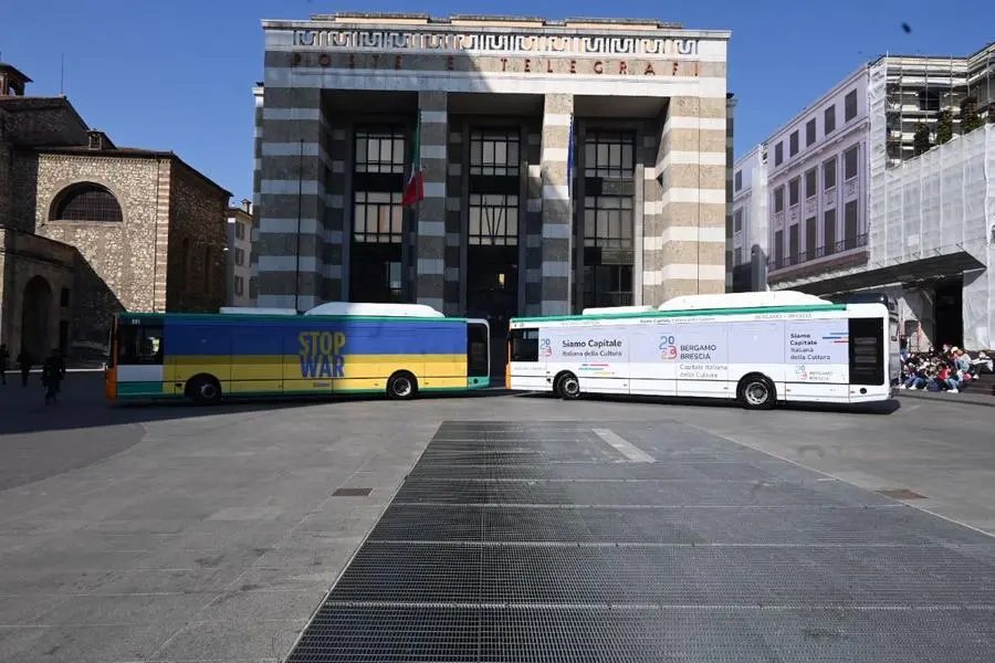 I due nuovi autobus presentati da Brescia Mobilità