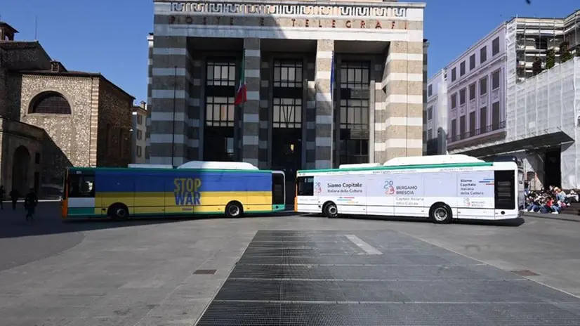I due nuovi autobus presentati da Brescia Mobilità