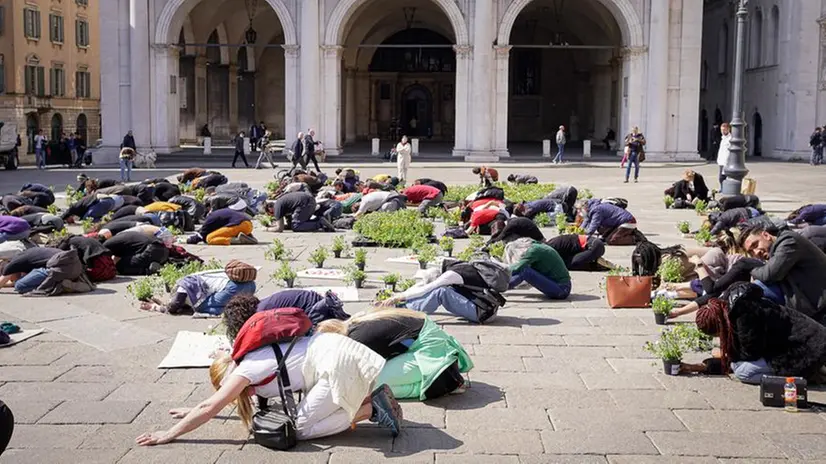 Il flashmob di 7milamiglialontano con i Fridays for Future in piazza Loggia
