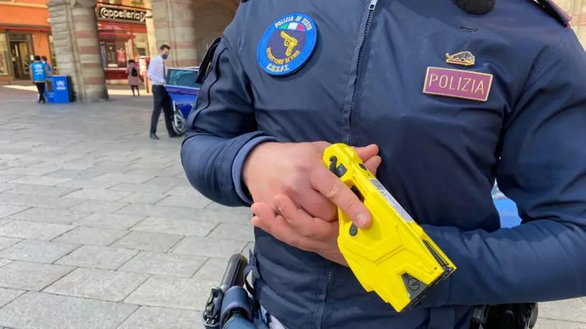 Un agente della Polizia di Stato con un taser - © www.giornaledibrescia.it