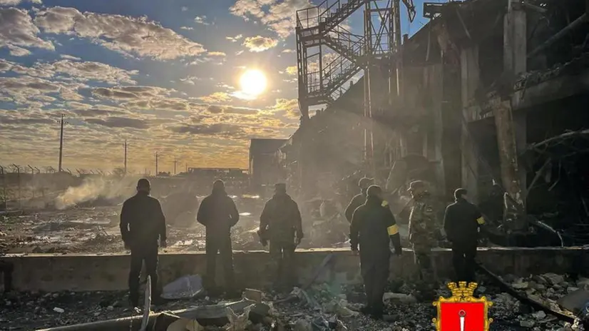 Uomini della protezione civile ucraina impegnati a spegnere gli incendi provocati dai missili russi nella regione di Odessa - Foto Ansa © www.giornaledibrescia.it