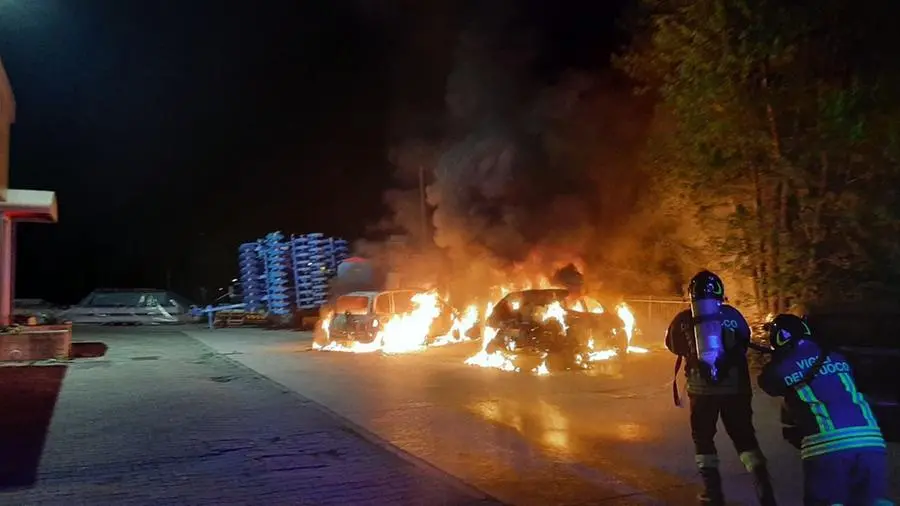 Le due auto andate a fuoco nel parcheggio di un'azienda a Leno
