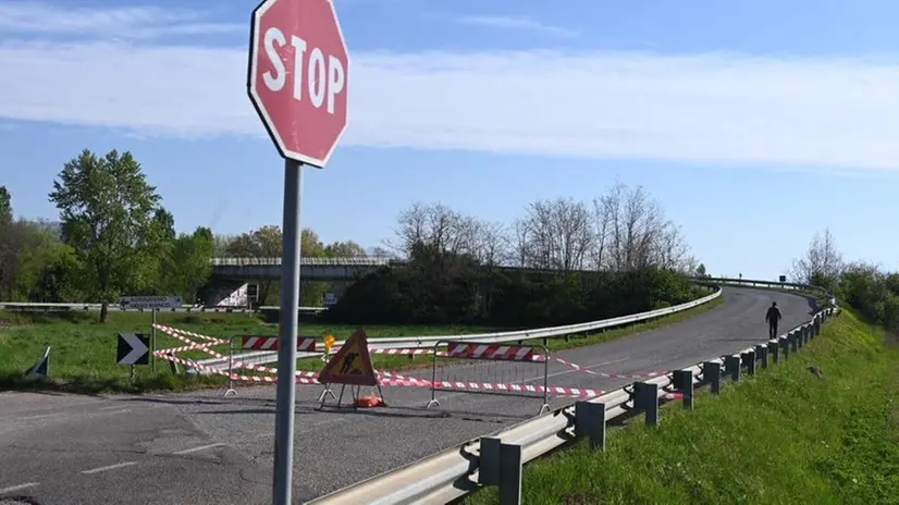 Il cavalcavia danneggiato lungo la ss 45bis