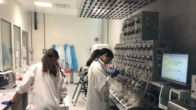 Ricercatrici nell’ambito food-alimentazione mentre lavorano con lo «stomaco artificiale» - © www.giornaledibrescia.it