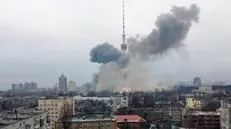 Un altro giorno di pesanti bombardamenti sulle città ucraine