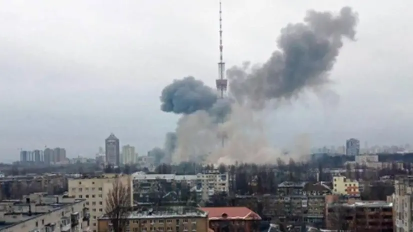 Un altro giorno di pesanti bombardamenti sulle città ucraine