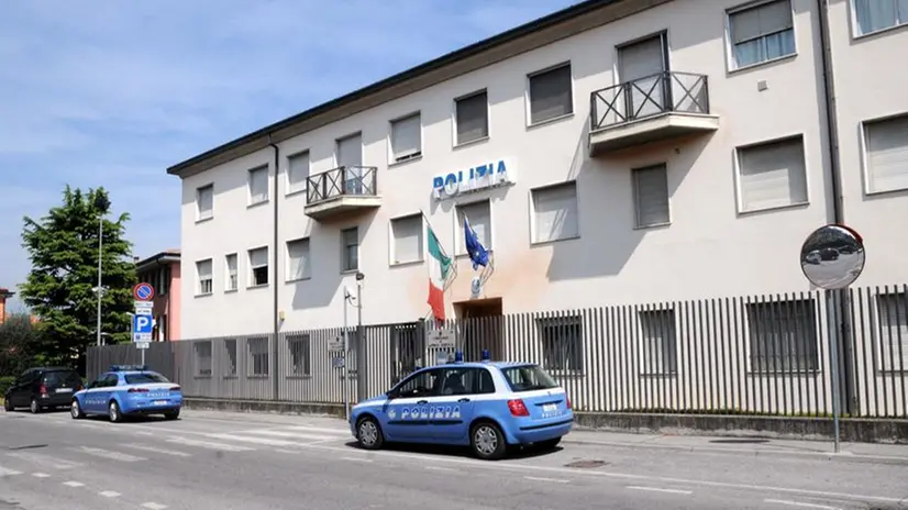 Il commissariato di Polizia di Desenzano - © www.giornaledibrescia.it