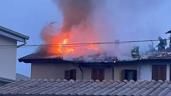 Roccafranca, a fuoco il tetto di una villetta