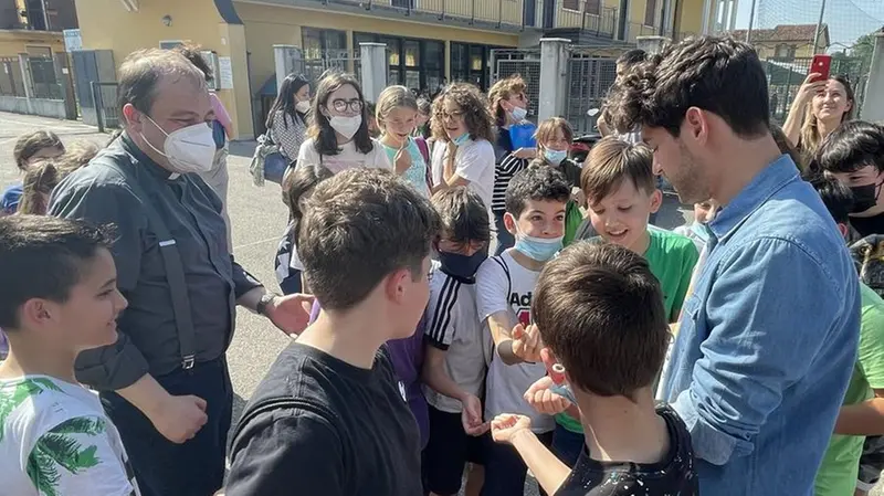 Faustini firma autografi ai bambini del Catechismo - © www.giornaledibrescia.it